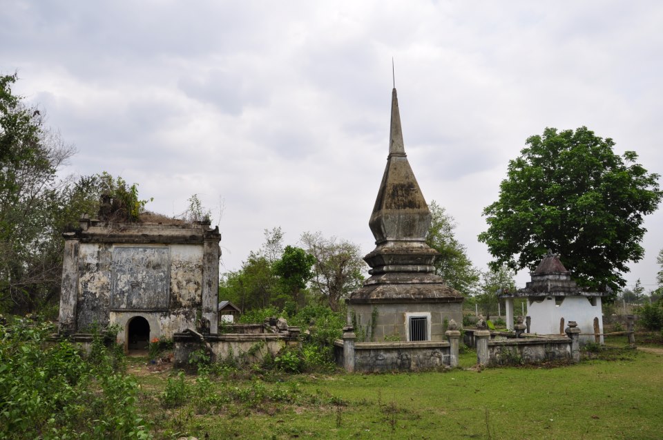 A stepped tomb tower and smaller shrines in a cemetery